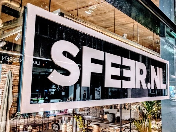 Het SFEER.NL-beeldmerk in de woonwinkel, uit de gepubliceerde klantcase